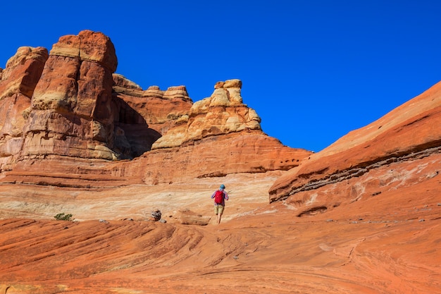 Faça uma caminhada nas montanhas de Utah. Caminhadas em paisagens naturais incomuns. Formações fantásticas de arenito.