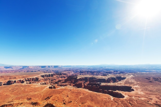 Faça uma caminhada no parque nacional de canyonlands, utah, eua.