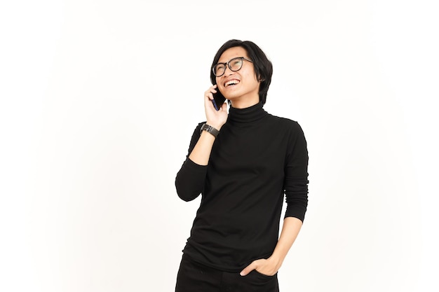 Faça uma chamada telefônica usando smartphone com rosto sorridente de homem asiático bonito isolado no branco
