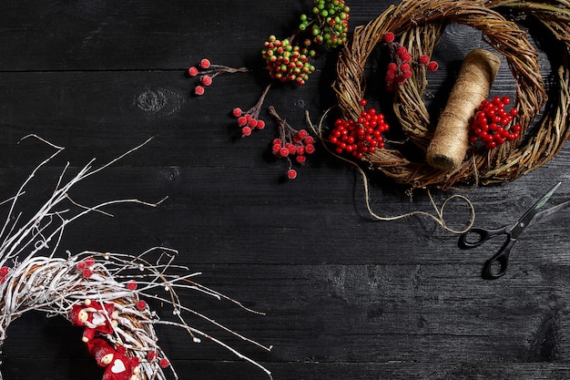 Faça uma guirlanda de natal com suas próprias mãos no local de trabalho para preparar decorações feitas à mão