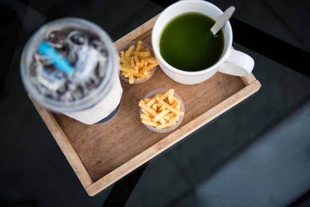 Faça uma pausa com chá verde e um lanche frito francês.