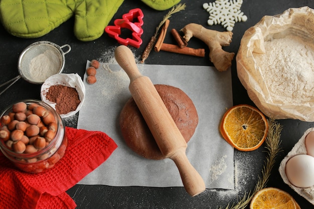 Faça você mesmo biscoitos de gengibre em casa Prepare biscoitos de gengibre e chocolate juntos Cozinhando biscoitos de gengibre em casa