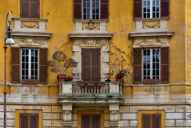 Facada de un antiguo edificio en el centro de Roma, Italia