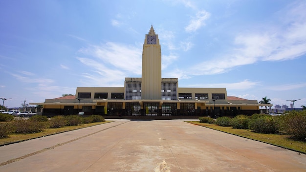 Foto facada da antiga estação ferroviária em estilo art déco em goiania goias, brasil