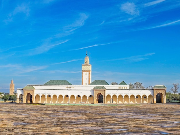 Foto facada da mesquita assounna em rabat