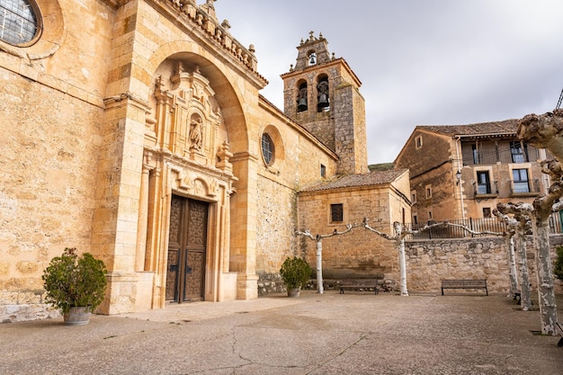 Foto facada de igreja medieval com torre e campanário nas antigas aldeias de castela leon