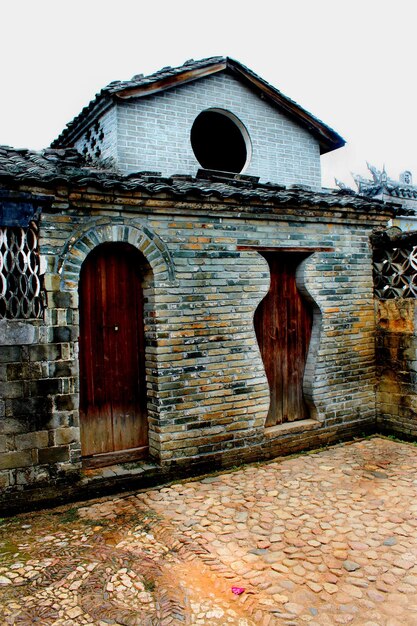 Foto facada de uma casa abandonada