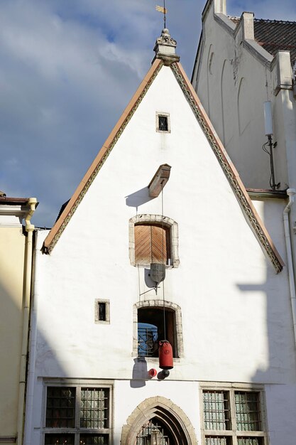 Facada de uma casa localizada na cidade velha de Tallinn, Estônia