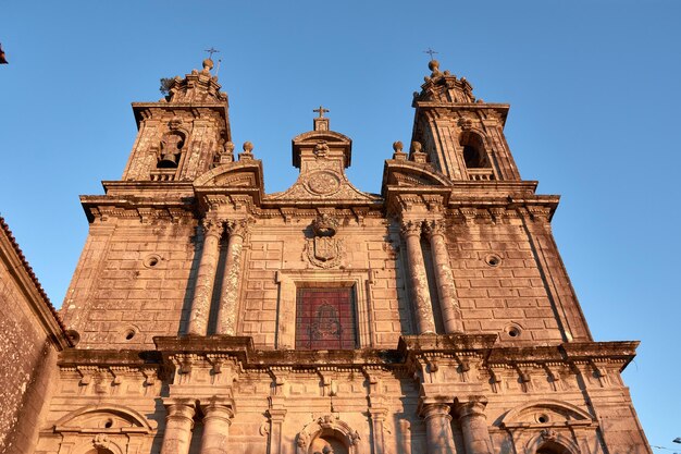 Foto facada do mosteiro de san juan de poio em pontevedra, espanha