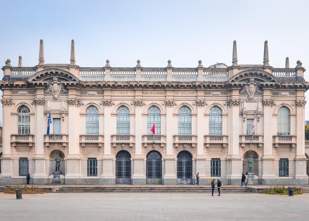 Facada de un edificio histórico contra un cielo despejado