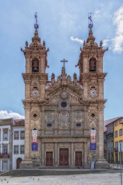 Facada de un edificio histórico contra el cielo