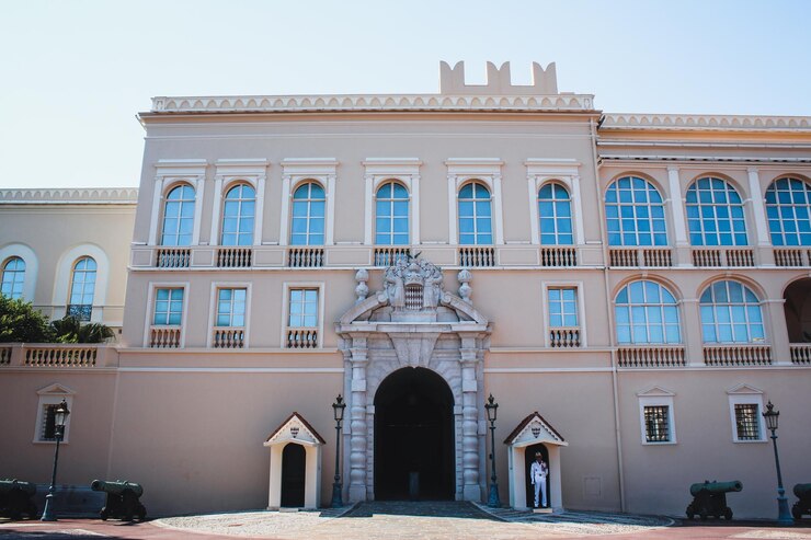 Facada del Palacio del Príncipe de Mónaco desde la Plaza del Palacio
