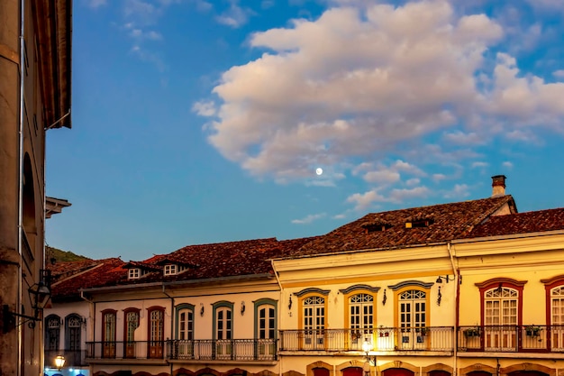 Facadas de antiguas casas de estilo colonial en la histórica ciudad de Ouro Preto en Minas Gerais, Brasil