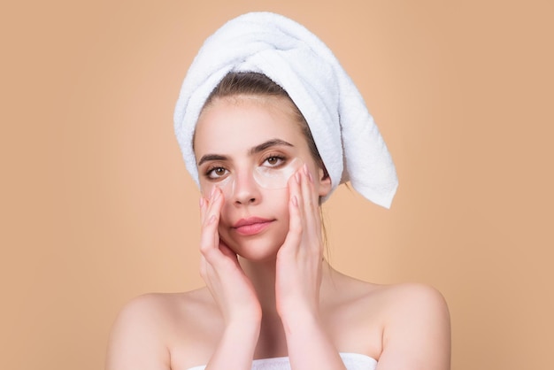 Face de mulher de beleza de tapa-olho com almofadas de colágeno sob os olhos foto de estúdio de jovem tem saúde fresca