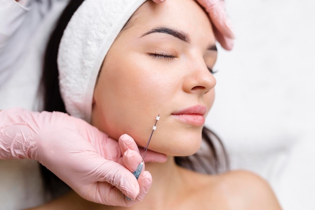 Face lifting PDO Operação de sutura técnica inovadora de novo cosmetologista de elevação de fio preparando-se para fazer o procedimento para cliente do sexo feminino selecione a opção de fio apropriada