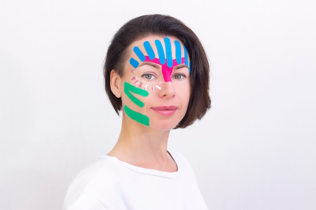 Face Taping, Nahaufnahme eines Mädchengesichtes mit kosmetologischem Anti-Falten-Tape