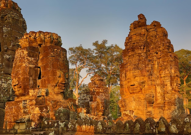 Faces de pedra gigantes no Templo de Bayon, no Camboja