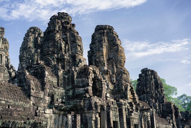 Faces do templo de bayon em angkor thom, siemreap, camboja.