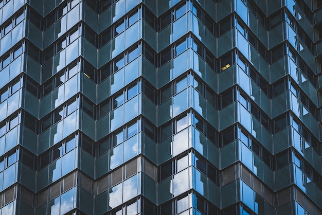 Foto fachada acristalada geométrica de un edificio de oficinas