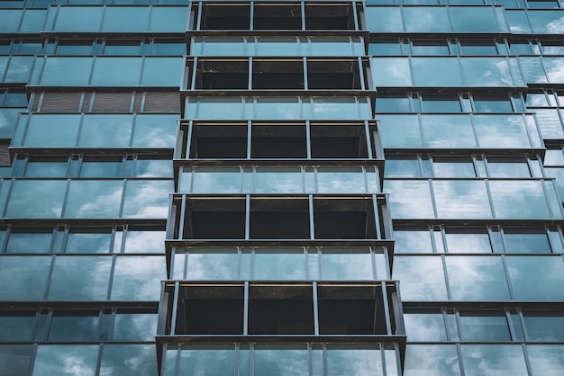 Fachada acristalada geométrica de un edificio de oficinas