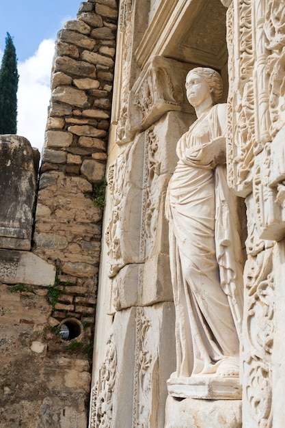 Fachada de la antigua biblioteca Celsius en Éfeso, Turquía