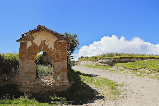 Fachada de la antigua casa abandonada en el campo