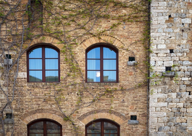 La fachada de una antigua casa italiana