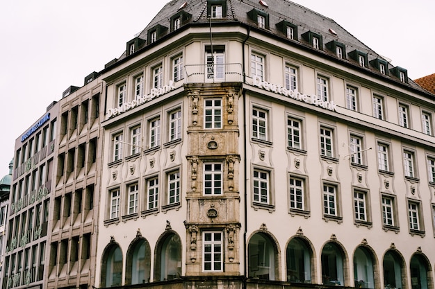 Fachada del antiguo ayuntamiento en marienplatz munich alemania