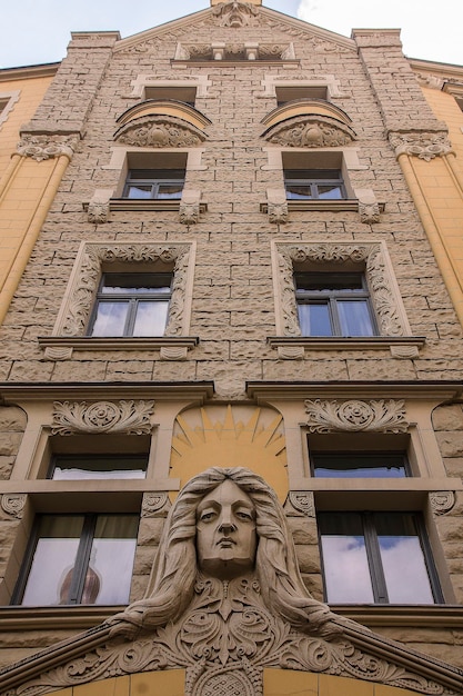 Fachada de un antiguo edificio europeo con bajorrelieves