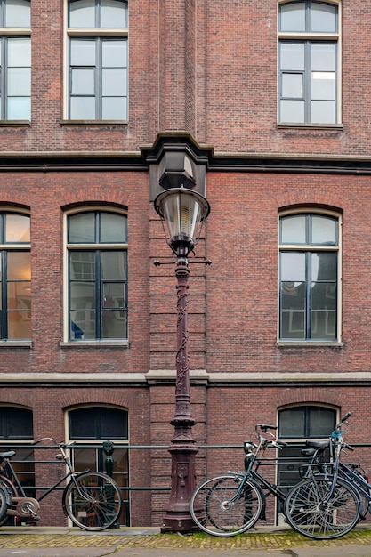 La fachada de un antiguo edificio de ladrillos en Amsterdam. Holanda...