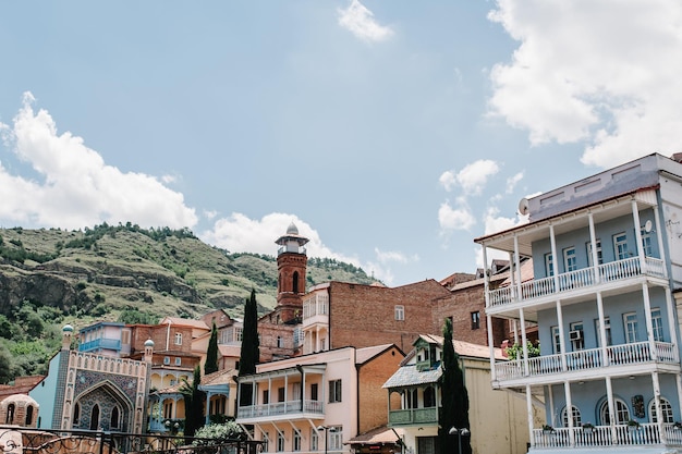 Fachada de balcones tallados tradicionales y coloridas casas de madera en el casco antiguo de Tbilisi, Georgia