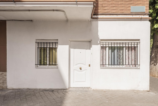 Fachada blanca de un local convertido en vivienda tipo loft