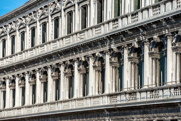 Fachada del blanco Palacio Ducal en la Piazza San Marco (plaza de San Marcos) en Venecia.