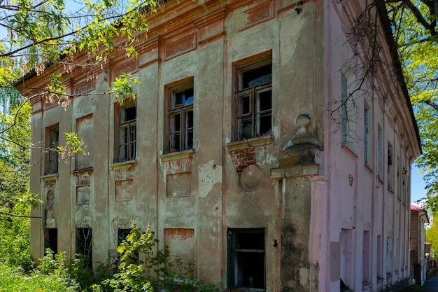 Fachada de una casa abandonada en la ciudad de Zaraysk Rusia