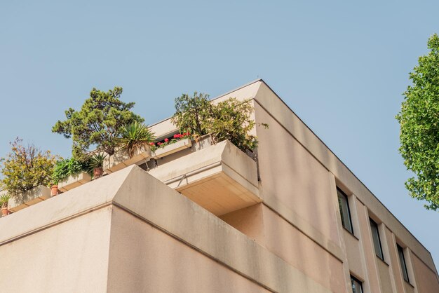 Fachada de una casa con balcón.