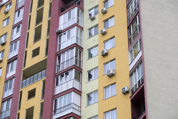 Fachada de una casa moderna de gran altura