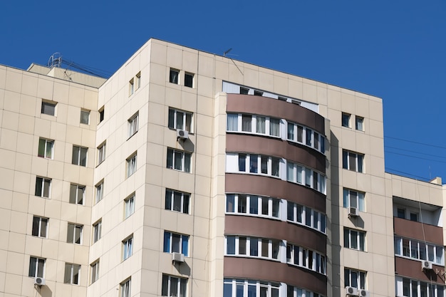 Fachada de una casa moderna de gran altura.