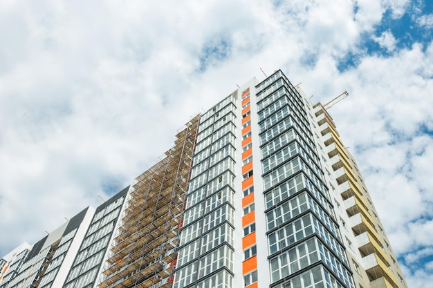 Fachada de una casa multifamiliar sobre fondos de cielo azul