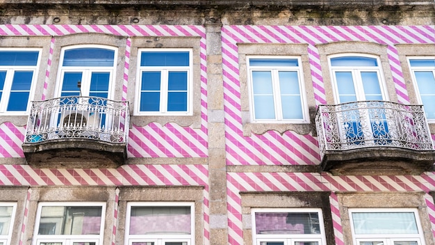 Fachada de casa de rayas rosa colorido en Braga Portugal