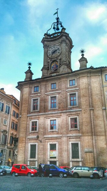 Foto la fachada de la casa del reloj contra el cielo.