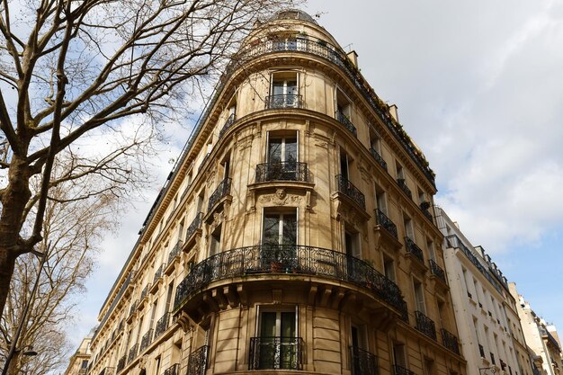 La fachada de una casa tradicional francesa con balcones y ventanas típicas de París, Francia
