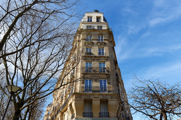 La fachada de una casa tradicional francesa con balcones y ventanas típicas de París, Francia