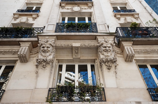 La fachada de la casa tradicional francesa con típicos balcones y ventanas París