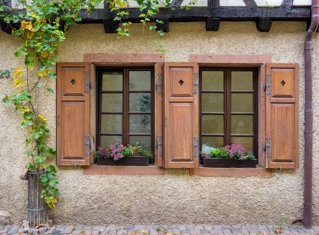 fachada de la casa con ventanas históricas