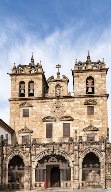 Fachada de la catedral barroca de Braga, Portugal