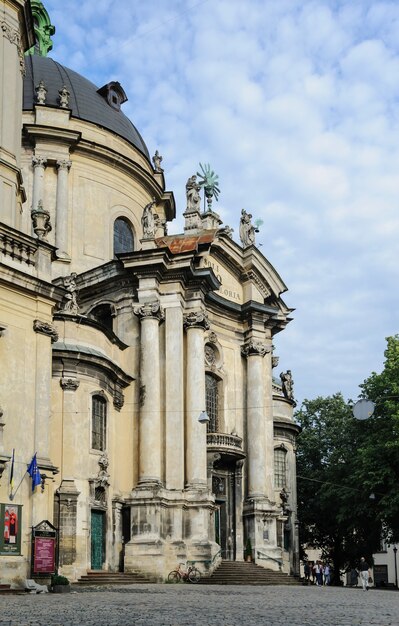 La fachada de la Catedral Dominicana en Lviv, Ucrania