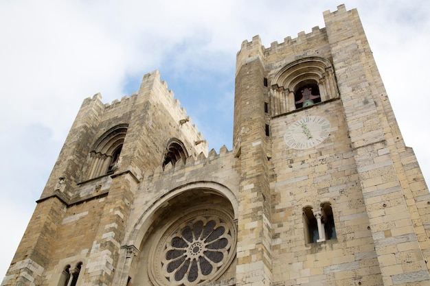 Fachada de la Catedral de Lisboa, Portugal.