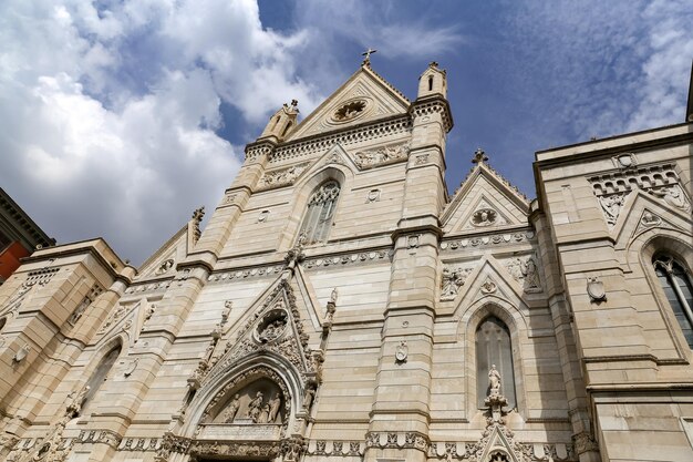 Fachada de la Catedral de Nápoles en Nápoles Italia