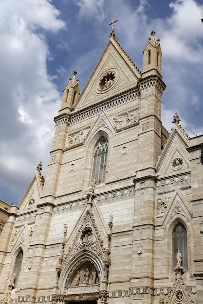 Fachada de la Catedral de Nápoles en Nápoles Italia