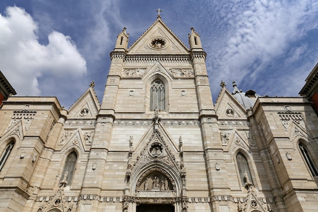 Fachada de la Catedral de Nápoles en Nápoles Italia